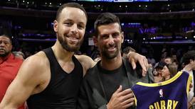 VIDEO | Reunión de cracks: el encuentro entre Novak Djokovic y Stephen Curry en la NBA