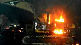 VIDEO | Ataque incendiario en Lautaro: Encapuchados quemaron planta de áridos
