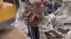 VIDEO | Terremoto en Turquía y Siria: Impactante registro muestra el rescate de bebé recién nacido entre los escombros