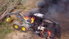 Nuevo ataque incendiario en La Araucanía dejó una retroexcavadora completamente quemada