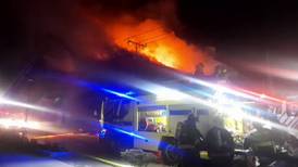 VIDEO | Un bombero quedó lesionado: Incendio destruyó edificio en centro de Castro