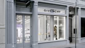 VIDEO Robo de lujo: Ladrones roban más de $50,000 en bolsos y otros artículos de tienda Givenchy en Nueva York