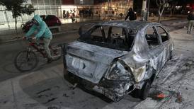 Encuentran cadáver quemado escondido en la maletera de un automóvil incendiado en Lo Espejo
