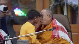 Dalai Lama ofrece disculpas tras besar en la boca a un menor