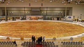 VIDEO | Intentan batir el récord para crear la pizza más grande del mundo