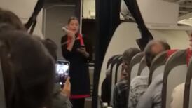 VIDEO | Azafata cantó como Mariah Carey en pleno vuelo antes de Navidad y se hizo viral en redes