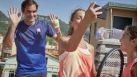 VIDEO: El más grande: Federer sorprende a niñas italianas que jugaban tenis de una terraza a otra