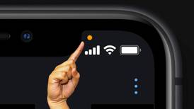 ¿Qué significa el punto verde o naranja en la parte superior de tu teléfono celular?
