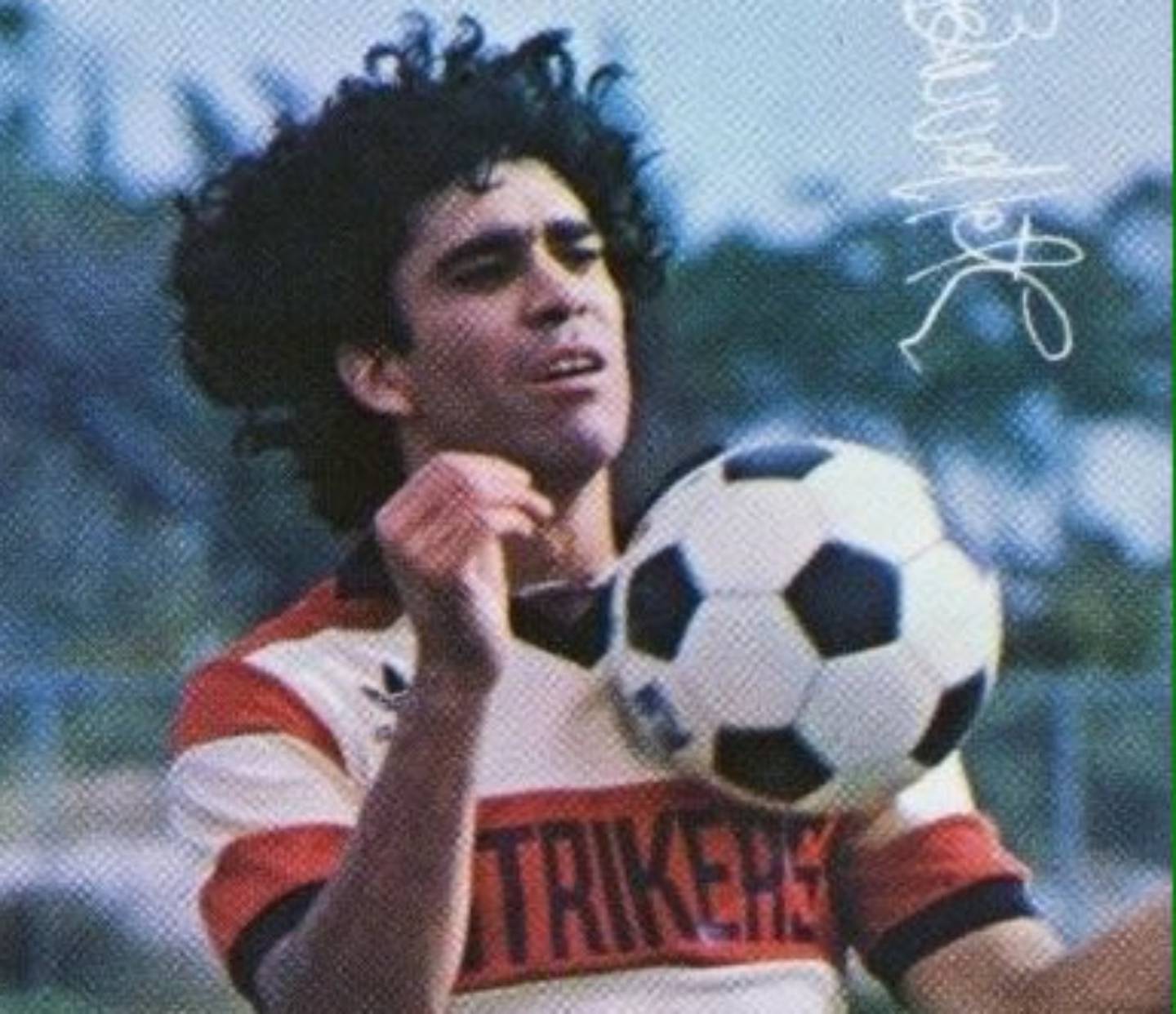 El desparecido futbolista chileno Eduardo mundialista domina un balón con la camiseta del Fort Lauderdale Strikers.