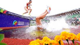 VIDEO| ¡Casi se ahoga! La increíble caída de una corredora en el Mundial de Atletismo