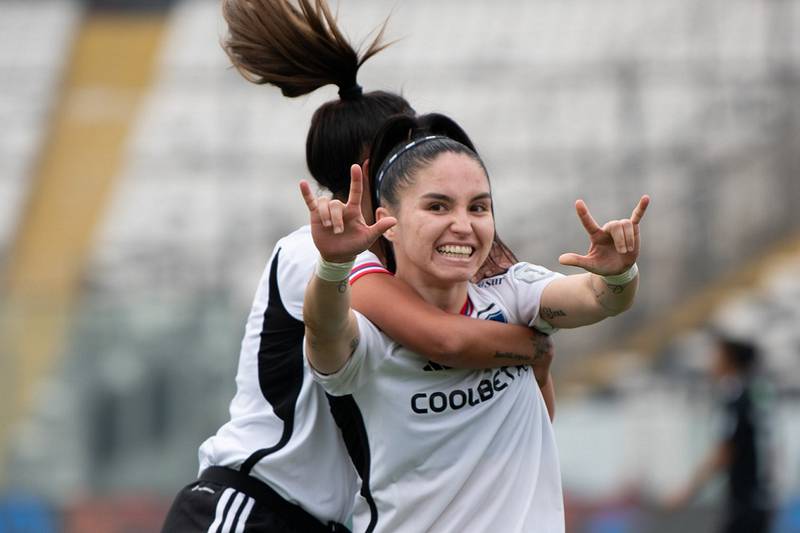 Javiera Grez en primer plano festeja su gol con Colo Colo femenino ante su similar de Palestino en el Estadio Monumental.