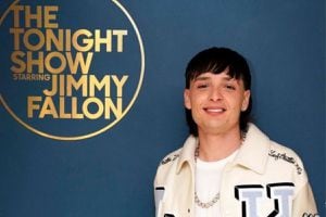 Así fue el debut de Peso Pluma en el show de Jimmy Fallon 