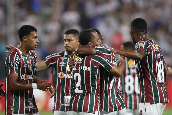 Festeja Colo Colo: Fluminense suspende a 4 futbolistas por osado acto de indisciplina