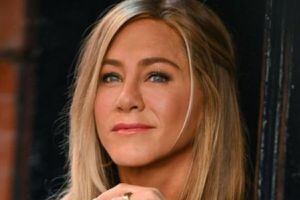 Jennifer Aniston presume su canas y causa sensación