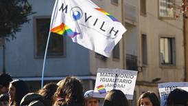 Defensoría de la Niñez y Movilh buscan que el consentimiento sexual gay comience a los 14 años