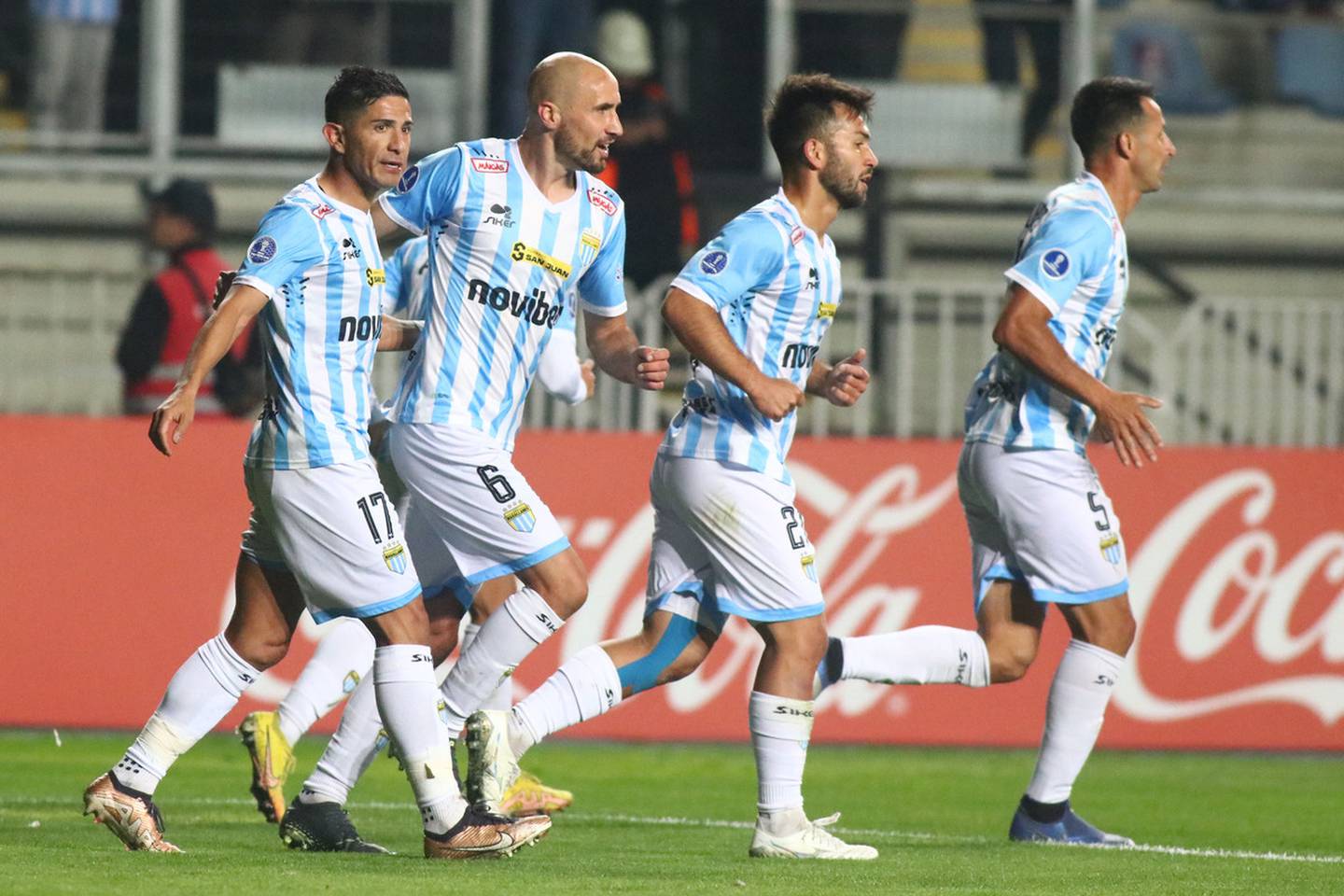 Los jugadores de Magallanes celebran el gol de Nicolás Berardo en el estadio El Teniente de Rancagua.