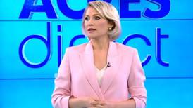 [VIDEO] Mujer desnuda entra a set de tv y lanza ladrillo a presentadora en Rumania