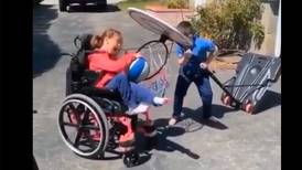 VIDEO |  Intenta no llorar: Niño ayuda a su hermana en silla de ruedas a encestar una pelota de básquetbol