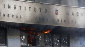 VIDEO | Incendio se registra en el interior de sala de clases del Instituto Nacional