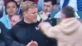 VIDEO | Hincha del Leeds entró a la cancha para insultar y golpear al técnico del Newcastle