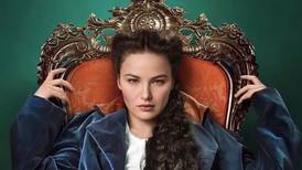 Quién es Devrim Lingnau, actriz alemana y protagonista de la serie "La emperatriz" de Netflix