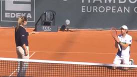 [VIDEO] Pablo Cuevas se arrodilló ante la jueza en el ATP de Hamburgo