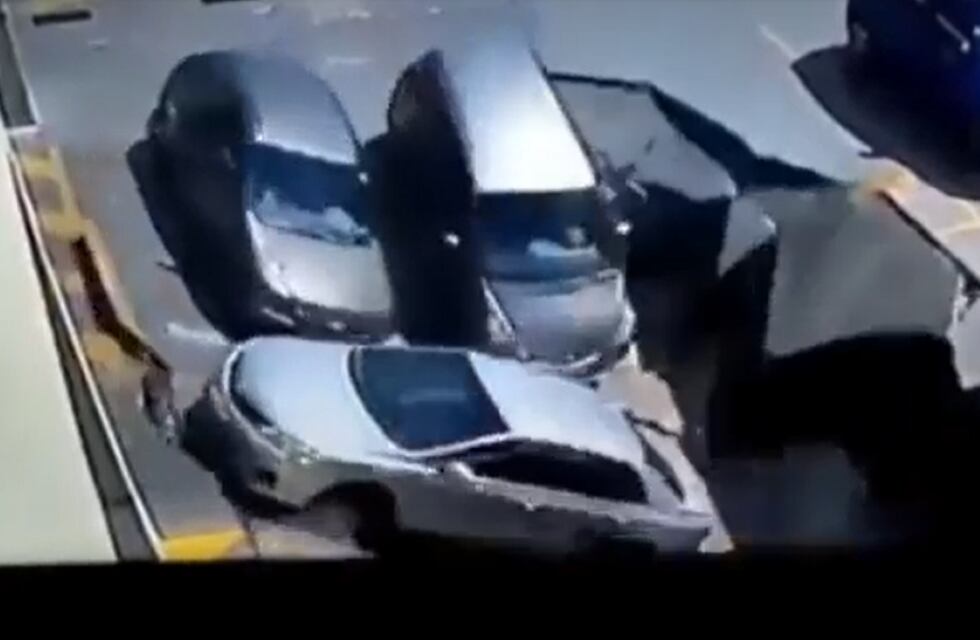 Usuarios en redes sociales viralizaron el momento en el cual se ve cómo el techo cedió y provocó que los vehículos cayeran. Foto: Captura de pantalla.