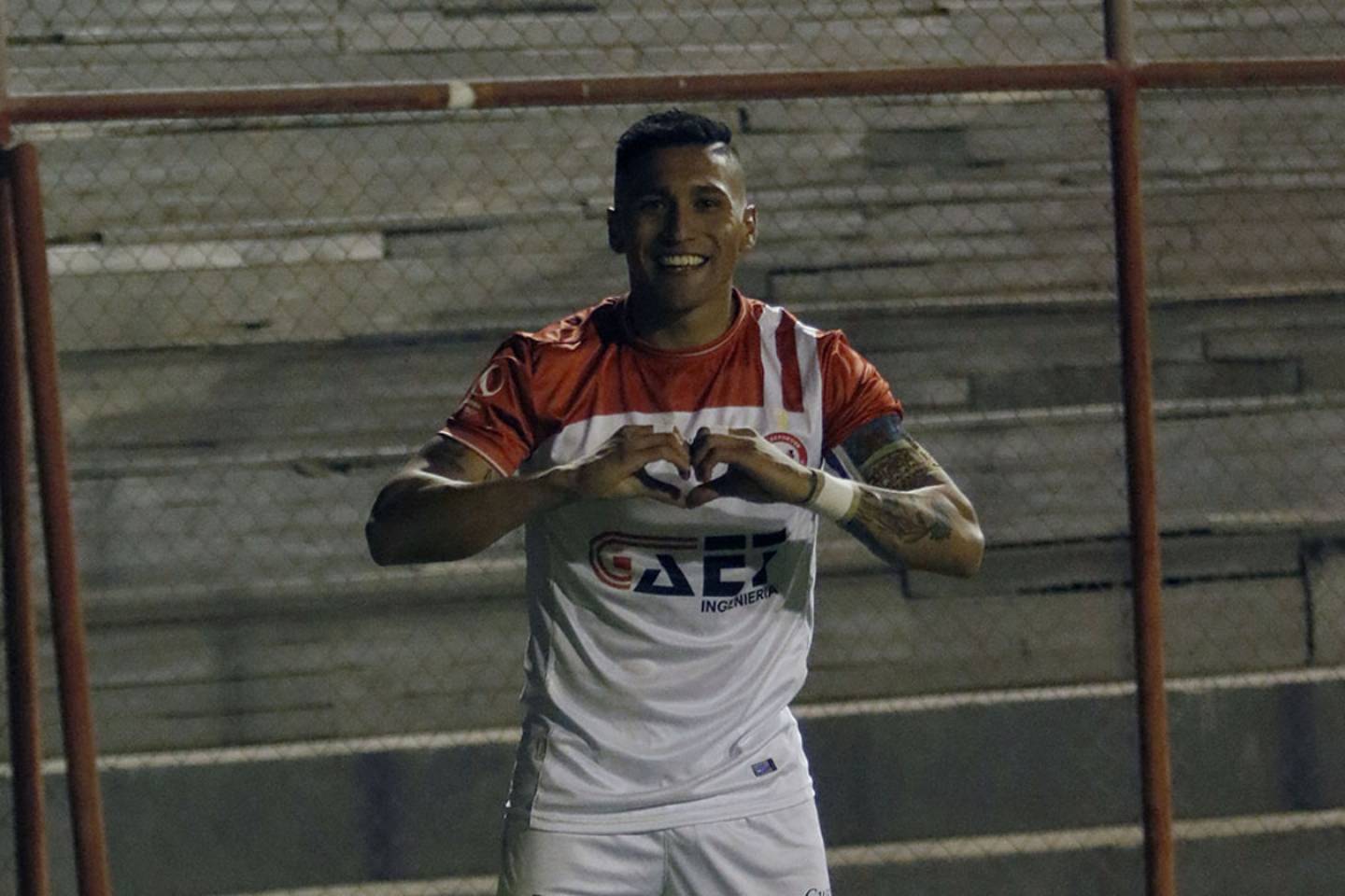 Mario Briceño festeja un gol con la camiseta de Unión San Felipe en la Primera B.