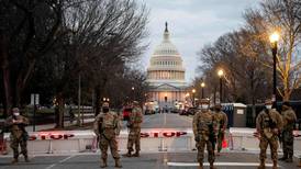 FBI examina a miles de tropas de la inauguración de Biden por temor a un " ataque desde adentro "