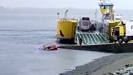 VIDEO | Vehículo cayó al Canal de Chacao desde la rampa de un transbordador con dos personas dentro