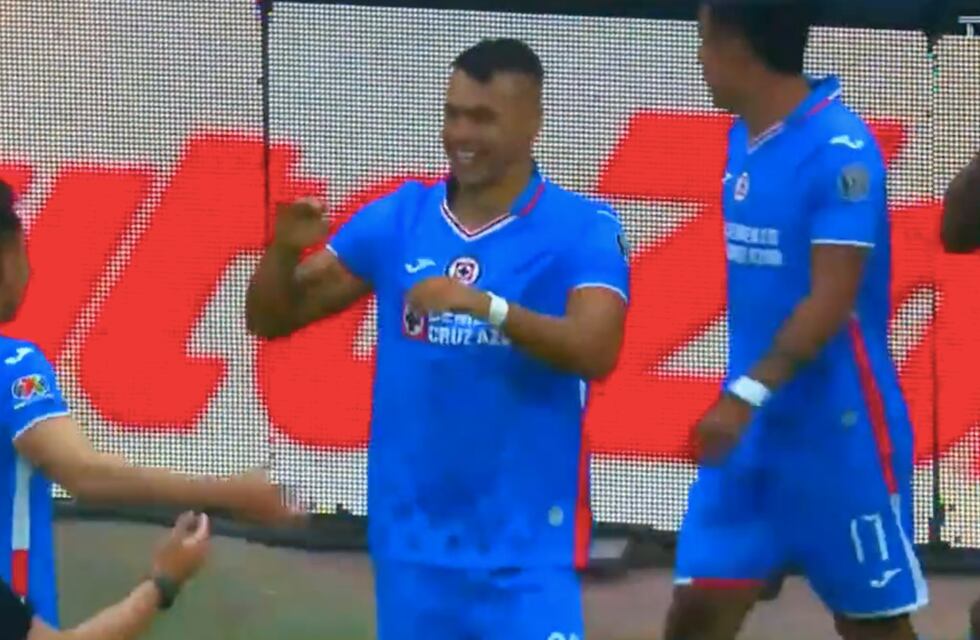 Iván Morales volvió a convertir con la camiseta del Cruz Azul.