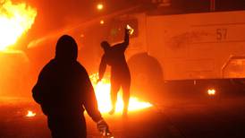 VIDEO | Villa Francia: Protestas terminan con carro lanzagua quemado y un supermercado saqueado