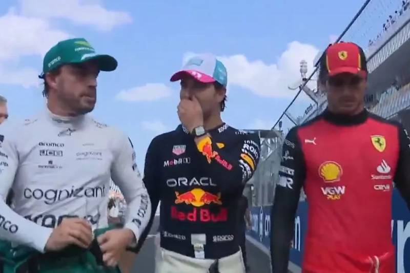 Checo Pérez nos regaló un divertido momento con una pregunta incómoda a  Fernando Alonso y Carlos Sainz.