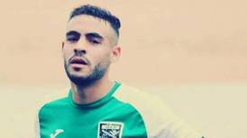 Luto en el fútbol: jugador muere en Argelia tras recibir un golpe en la cabeza en pleno partido