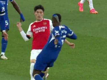 VIDEO | No hubo ni amarilla: el terrible planchazo de Nico Jackson a Tomiyasu en la Premier League