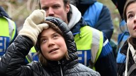 VIDEO | Policía forcejea a Greta Thunberg durante protestas ambientalistas en Alemania