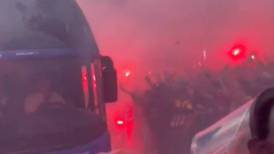 VIDEO | Insólito: hinchas del Barcelona apedrearon el bus de sus jugadores pensando que era el del PSG 