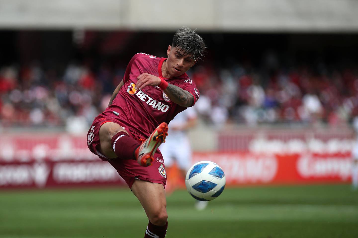 Maximiliano Guerrero patea el balón durante el partido entre Deportes La Serena y Unión La Calera en el Campeonato Nacional 2022.