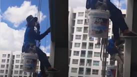 Mujer corta las cuerdas de seguridad de dos trabajadores y los deja colgando a 60 metros de altura
