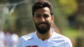 Futbolista iraní que había sido sentenciado a muerte ahora deberá pasar 26 años en la cárcel