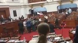 VIDEO | Captan momento exacto en que parlamentario de Perú, Pasión Dávila, le da un puñetazo a su par, Juan Burgos