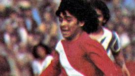 ¿Cuándo y dónde fue el debut de Diego Armando Maradona en el fútbol profesional?