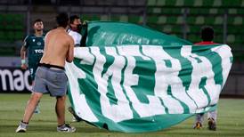 No cesan: La razón por la que los hinchas de Santiago Wanderers protestaron invadiendo la cancha en pleno partido