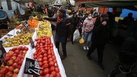Baja levemente la inflación gracias a caída en precio de papas y tomates