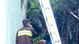 Derrumbe en Valparaíso deja a 8 personas encerradas: Muro y escombros cayeron por humedad