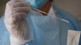 Mujer perdió cartílago de la nariz por un PCR mal hecho en Argentina