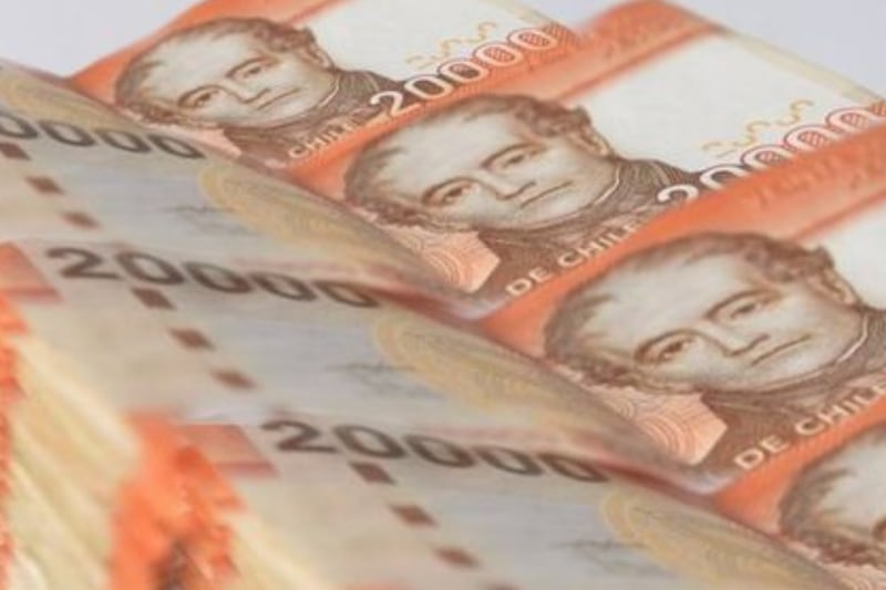 Billetes chilenos de $20 mil sobre una superficie.