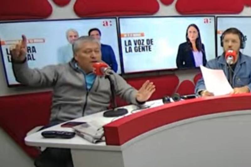 Patricio Yáñez comentando el partido de Colo Colo en la Radio Agricultura.