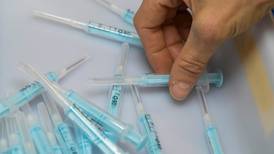Dosis de refuerzo: personas con antecedentes de trombosis podrán vacunarse con Pfizer o Sinovac