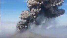 VIDEO | ¡Ni se inmutan! Volcán entra en erupción en medio de un evento escolar en Rusia